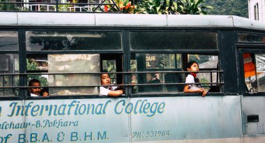 Pokhara Nepal 4 Ekim 2018 gelen geleneksel bir okul otobüsü Nepal Pokhara adlı okulda öğleden sonra çocuk portresi