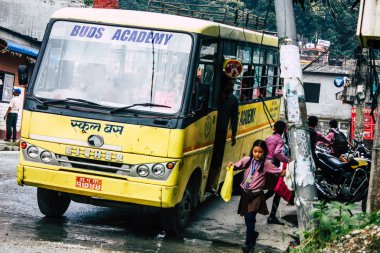 Pokhara Nepal 4 Ekim 2018 gelen geleneksel bir okul otobüsü Nepal Pokhara adlı okulda öğleden sonra çocuk portresi