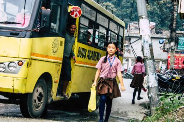 Pokhara Nepal 4 Ekim 2018 gelen geleneksel bir okul otobüsü Nepal Pokhara adlı okulda öğleden sonra çocuk portresi