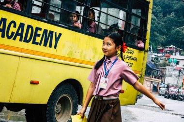 Pokhara Nepal 4 Ekim 2018 gelen geleneksel bir okul otobüsü Nepal Pokhara adlı okulda öğleden sonra çocuk portresi