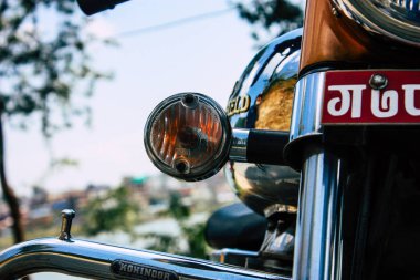 Nepal Pokhara 6 Ekim 2018 görüntülemek bir Royal Enfield motosiklet park edilmiş ön Phewa Gölü içinde Pokhara öğleden sonra