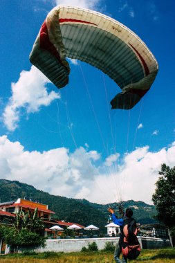 Pokhara Nepal 6 Ekim 2018 iniş alanı bir yamaç paraşütü pilotu olmayı öğrenmek genç Nepalce çocuk portresi ön Pokhara Phewa Gölü
