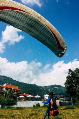 Pokhara Nepal 6 Ekim 2018 iniş alanı bir yamaç paraşütü pilotu olmayı öğrenmek genç Nepalce çocuk portresi ön Pokhara Phewa Gölü