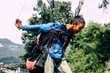 Pokhara Nepal 6 Ekim 2018 iniş alanı bir yamaç paraşütü pilotu olmayı öğrenmek genç Nepalce çocuk portresi ön Pokhara Phewa Gölü