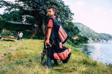 Pokhara Nepal 6 Ekim 2018 iniş alanı bir yamaç paraşütü pilotu olmayı öğrenmek genç Nepalce çocuk portresi ön Pokhara Phewa Gölü