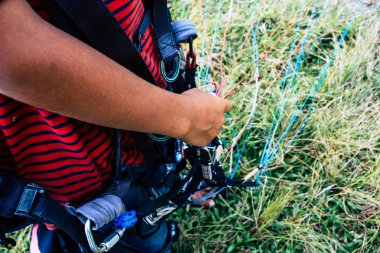 Pokhara Nepal 6 Ekim 2018 iniş alanı bir yamaç paraşütü pilotu olmayı öğrenmek genç Nepalce çocuk portresi ön Pokhara Phewa Gölü