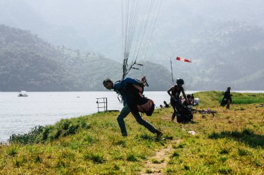 Pokhara Nepal 6 Ekim 2018 iniş alanı bir yamaç paraşütü pilotu olmayı öğrenmek genç Nepalce çocuk portresi ön Pokhara Phewa Gölü