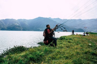 Pokhara Nepal 6 Ekim 2018 iniş alanı bir yamaç paraşütü pilotu olmayı öğrenmek genç Nepalce çocuk portresi ön Pokhara Phewa Gölü