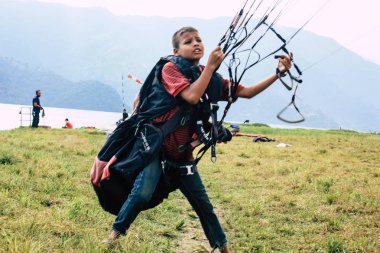 Pokhara Nepal 6 Ekim 2018 iniş alanı bir yamaç paraşütü pilotu olmayı öğrenmek genç Nepalce çocuk portresi ön Pokhara Phewa Gölü