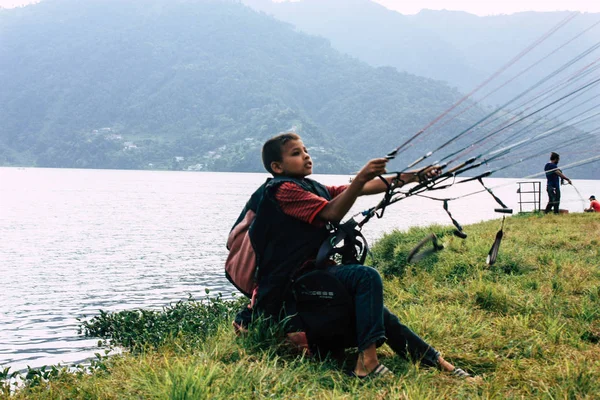 Pokhara Nepal 6 Ekim 2018 iniş alanı bir yamaç paraşütü pilotu olmayı öğrenmek genç Nepalce çocuk portresi ön Pokhara Phewa Gölü