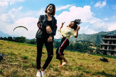 Pokhara Nepal 6 Ekim 2018 Gençlerin Portresi Pokhara 'daki Phewa gölünün önünde eğleniyor ve fotoğraf çekiyor.