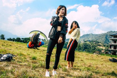 Pokhara Nepal 6 Ekim 2018 Gençlerin Portresi Pokhara 'daki Phewa gölünün önünde eğleniyor ve fotoğraf çekiyor.