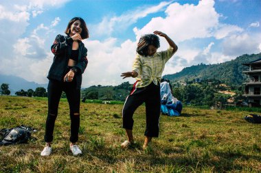 Pokhara Nepal 6 Ekim 2018 Gençlerin Portresi Pokhara 'daki Phewa gölünün önünde eğleniyor ve fotoğraf çekiyor.