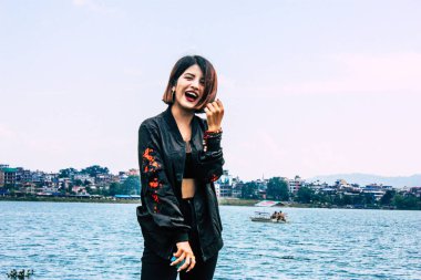 Pokhara Nepal 6 Ekim 2018 Gençlerin Portresi Pokhara 'daki Phewa gölünün önünde eğleniyor ve fotoğraf çekiyor.