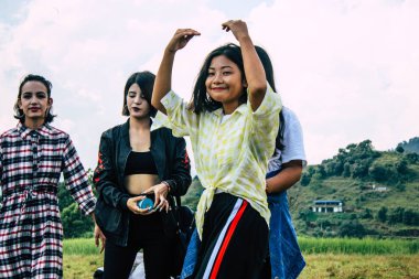 Pokhara Nepal 6 Ekim 2018 Gençlerin Portresi Pokhara 'daki Phewa gölünün önünde eğleniyor ve fotoğraf çekiyor.