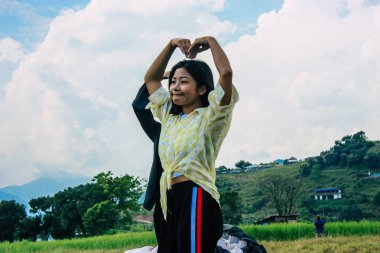 Pokhara Nepal 6 Ekim 2018 Gençlerin Portresi Pokhara 'daki Phewa gölünün önünde eğleniyor ve fotoğraf çekiyor.