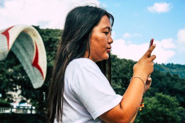 Pokhara Nepal 6 Ekim 2018 Gençlerin Portresi Pokhara 'daki Phewa gölünün önünde eğleniyor ve fotoğraf çekiyor.