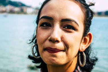 Pokhara Nepal 6 Ekim 2018 Gençlerin Portresi Pokhara 'daki Phewa gölünün önünde eğleniyor ve fotoğraf çekiyor.