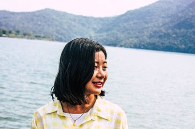 Pokhara Nepal 6 Ekim 2018 Gençlerin Portresi Pokhara 'daki Phewa gölünün önünde eğleniyor ve fotoğraf çekiyor.