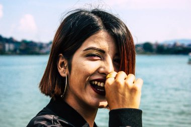 Pokhara Nepal 6 Ekim 2018 Gençlerin Portresi Pokhara 'daki Phewa gölünün önünde eğleniyor ve fotoğraf çekiyor.