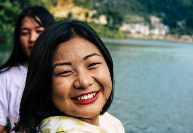 Pokhara Nepal 6 Ekim 2018 Gençlerin Portresi Pokhara 'daki Phewa gölünün önünde eğleniyor ve fotoğraf çekiyor.