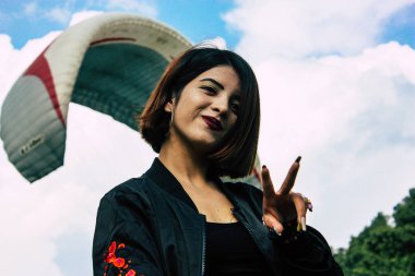 Pokhara Nepal 6 Ekim 2018 Gençlerin Portresi Pokhara 'daki Phewa gölünün önünde eğleniyor ve fotoğraf çekiyor.