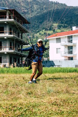 Nepal Pokhara 6 Ekim 2018 görüntülemek bir yamaç paraşütü pilot iniş ön Pokhara Phewa Gölü