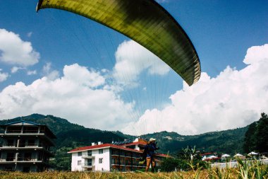 Nepal Pokhara 6 Ekim 2018 görüntülemek bir yamaç paraşütü pilot iniş ön Pokhara Phewa Gölü