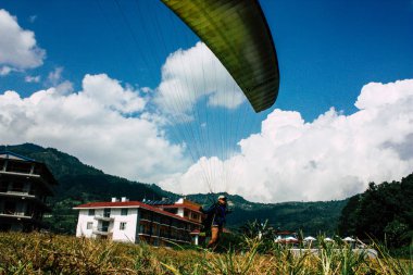 Nepal Pokhara 6 Ekim 2018 görüntülemek bir yamaç paraşütü pilot iniş ön Pokhara Phewa Gölü