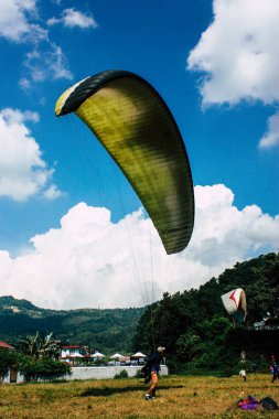 Nepal Pokhara 6 Ekim 2018 görüntülemek bir yamaç paraşütü pilot iniş ön Pokhara Phewa Gölü