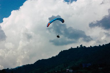 Nepal Pokhara 6 Ekim 2018 görüntülemek bir yamaç paraşütü pilot iniş ön Pokhara Phewa Gölü