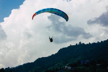 Nepal Pokhara 6 Ekim 2018 görüntülemek bir yamaç paraşütü pilot iniş ön Pokhara Phewa Gölü