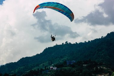 Nepal Pokhara 6 Ekim 2018 görüntülemek bir yamaç paraşütü pilot iniş ön Pokhara Phewa Gölü