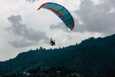 Nepal Pokhara 6 Ekim 2018 görüntülemek bir yamaç paraşütü pilot iniş ön Pokhara Phewa Gölü