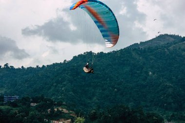 Nepal Pokhara 6 Ekim 2018 görüntülemek bir yamaç paraşütü pilot iniş ön Pokhara Phewa Gölü