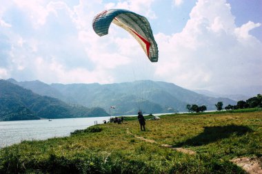 Nepal Pokhara 6 Ekim 2018 görüntülemek bir yamaç paraşütü pilot iniş ön Pokhara Phewa Gölü