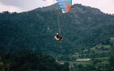 Nepal Pokhara 6 Ekim 2018 görüntülemek bir yamaç paraşütü pilot iniş ön Pokhara Phewa Gölü