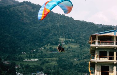 Nepal Pokhara 6 Ekim 2018 görüntülemek bir yamaç paraşütü pilot iniş ön Pokhara Phewa Gölü