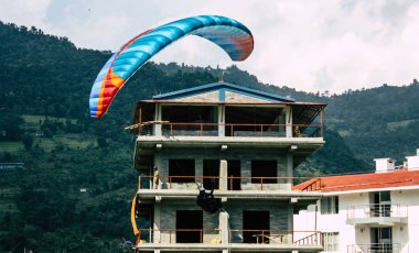 Nepal Pokhara 6 Ekim 2018 görüntülemek bir yamaç paraşütü pilot iniş ön Pokhara Phewa Gölü