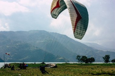 Nepal Pokhara 6 Ekim 2018 görüntülemek bir yamaç paraşütü pilot iniş ön Pokhara Phewa Gölü