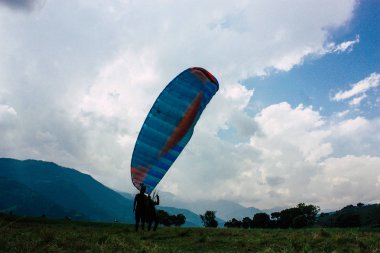Nepal Pokhara 6 Ekim 2018 görüntülemek bir yamaç paraşütü pilot iniş ön Pokhara Phewa Gölü