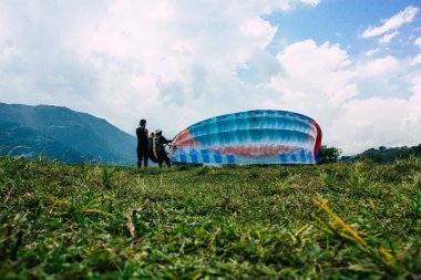 Nepal Pokhara 6 Ekim 2018 görüntülemek bir yamaç paraşütü pilot iniş ön Pokhara Phewa Gölü