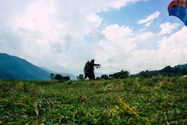 Nepal Pokhara 6 Ekim 2018 görüntülemek bir yamaç paraşütü pilot iniş ön Pokhara Phewa Gölü