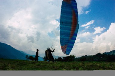 Nepal Pokhara 6 Ekim 2018 görüntülemek bir yamaç paraşütü pilot iniş ön Pokhara Phewa Gölü