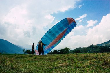 Nepal Pokhara 6 Ekim 2018 görüntülemek bir yamaç paraşütü pilot iniş ön Pokhara Phewa Gölü