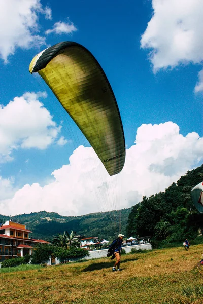 Pokhara Népal Octobre 2018 Vue Pilote Parapente Atterrissant Devant Lac — Photo