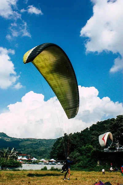 Nepal Pokhara Ekim 2018 Görüntülemek Bir Yamaç Paraşütü Pilot Iniş — Stok fotoğraf