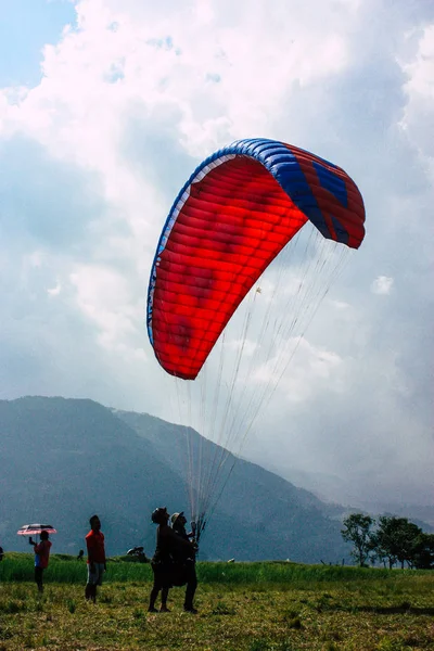 ネパール ポカラ ポカラのペワ湖パラグライダー パイロットの着陸前の 2018 日を表示します — ストック写真