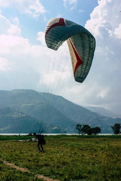 Pokhara Népal Octobre 2018 Vue Pilote Parapente Atterrissant Devant Lac — Photo