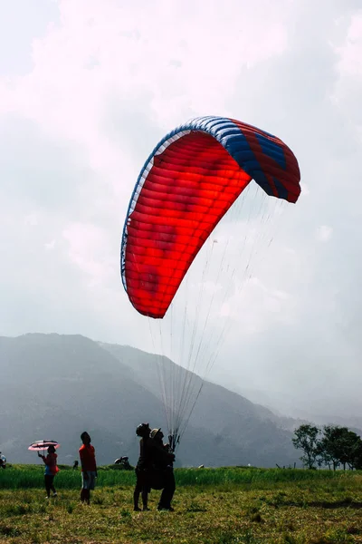 Pokhara Nepálu Října 2018 Pohled Přední Pilotní Přistání Paraglidingu Phewa — Stock fotografie